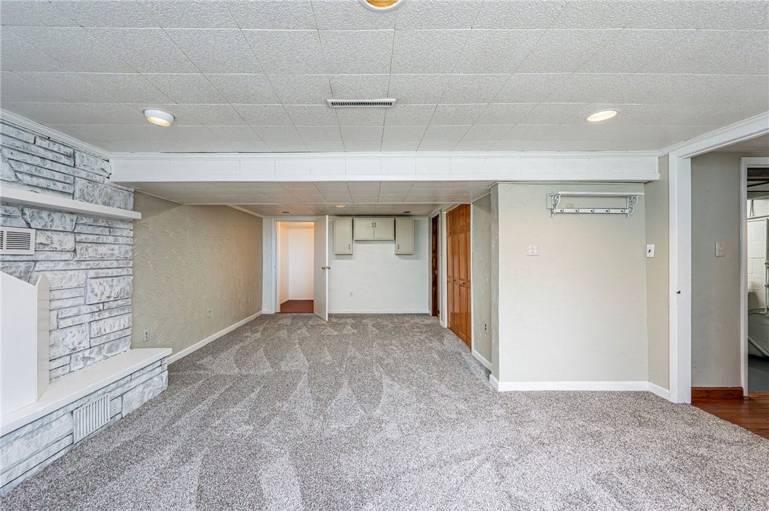 621 Sandy Hill Rd, Irwin, PA 15642