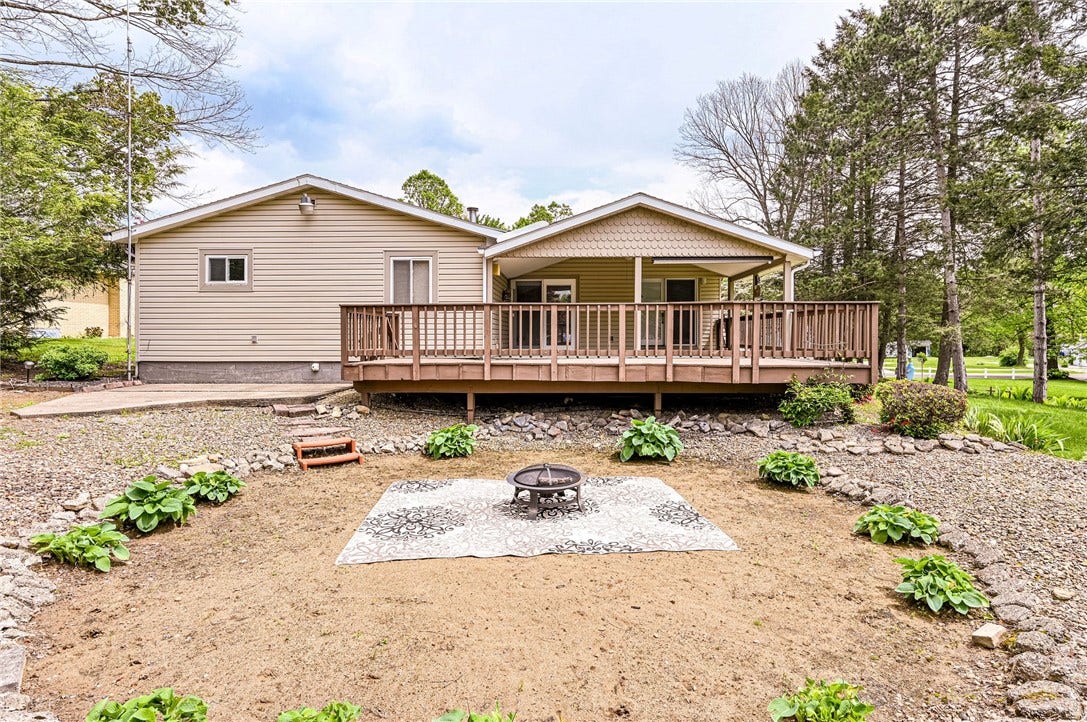 621 Sandy Hill Rd, Irwin, PA 15642
