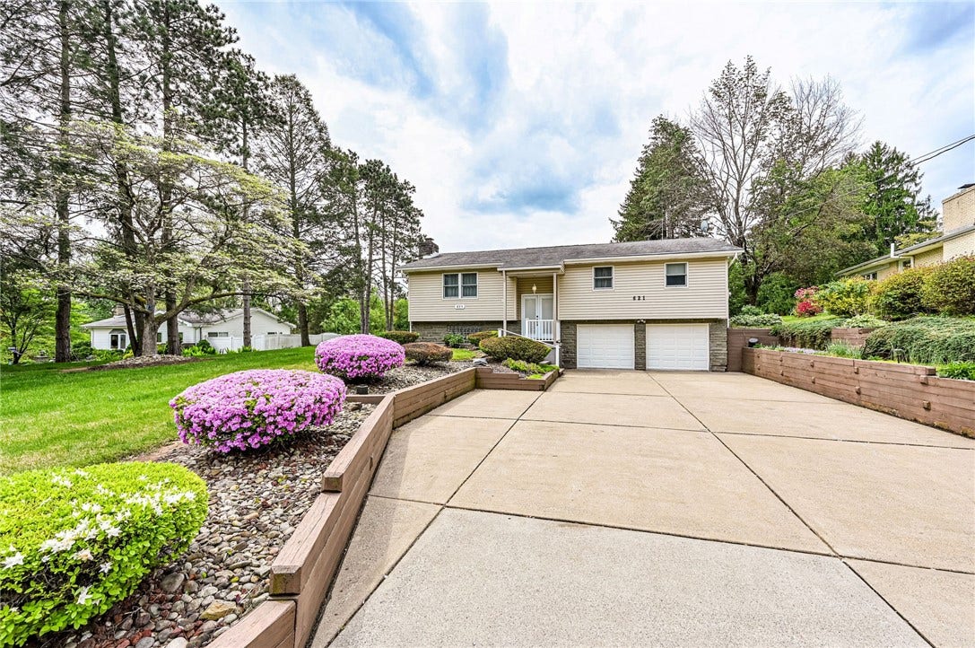621 Sandy Hill Rd, Irwin, PA 15642