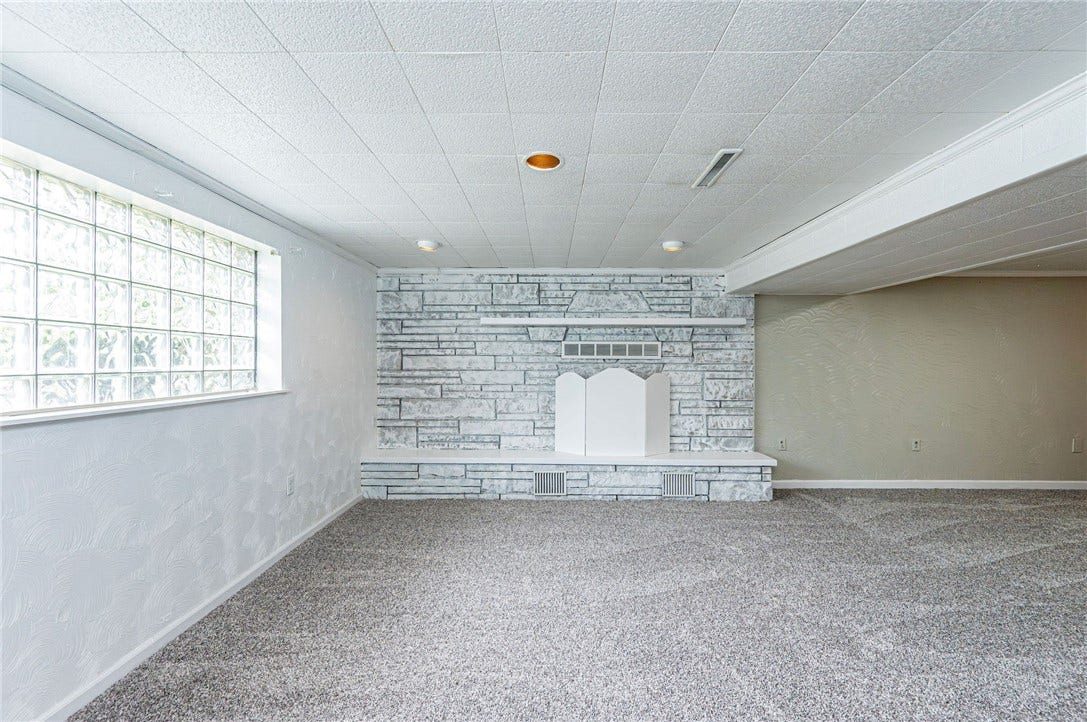 621 Sandy Hill Rd, Irwin, PA 15642