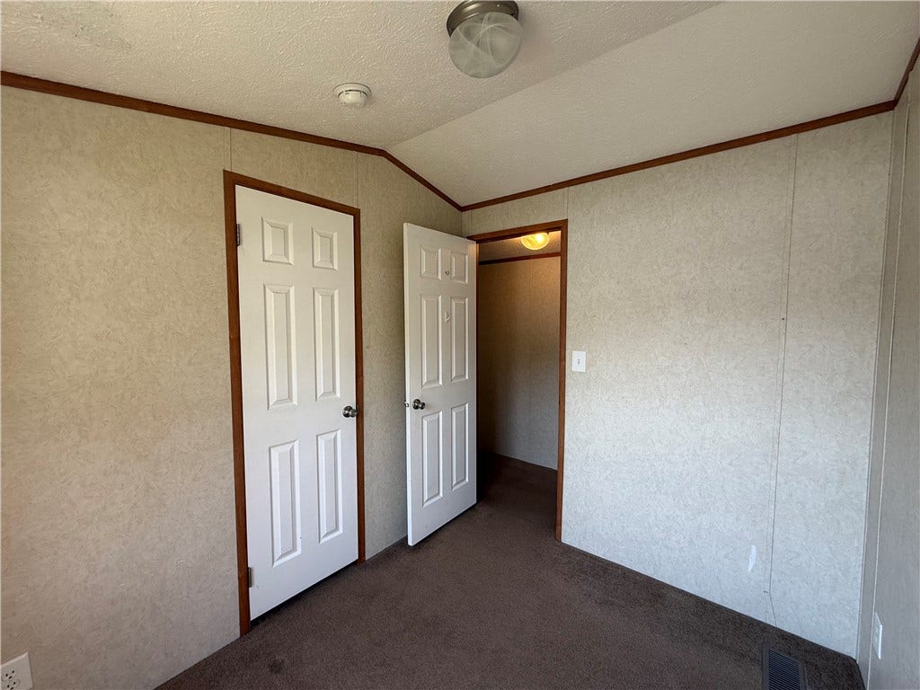 203 Cardinal Dr, Jeannette, PA 15644