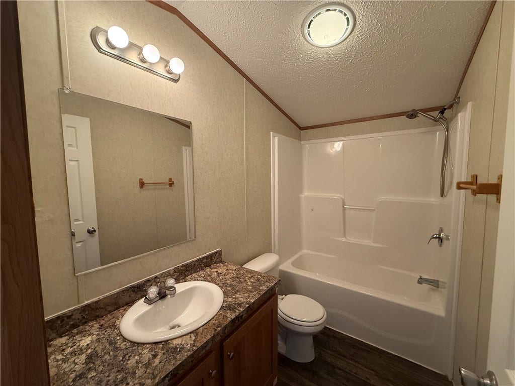 203 Cardinal Dr, Jeannette, PA 15644