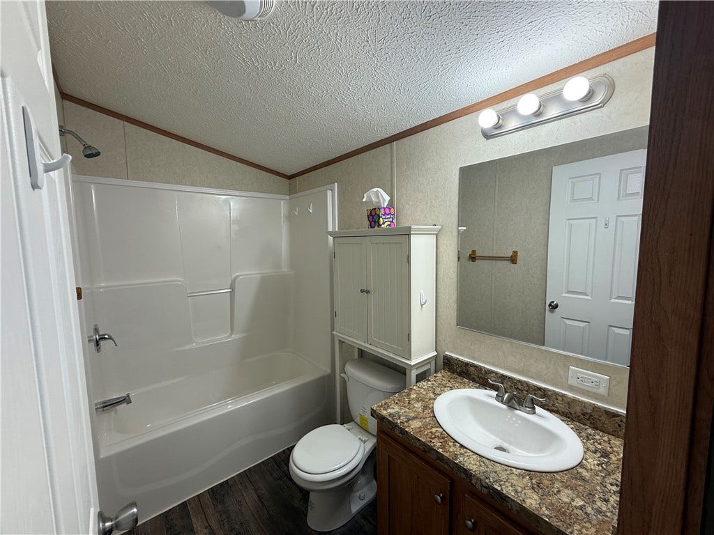 203 Cardinal Dr, Jeannette, PA 15644