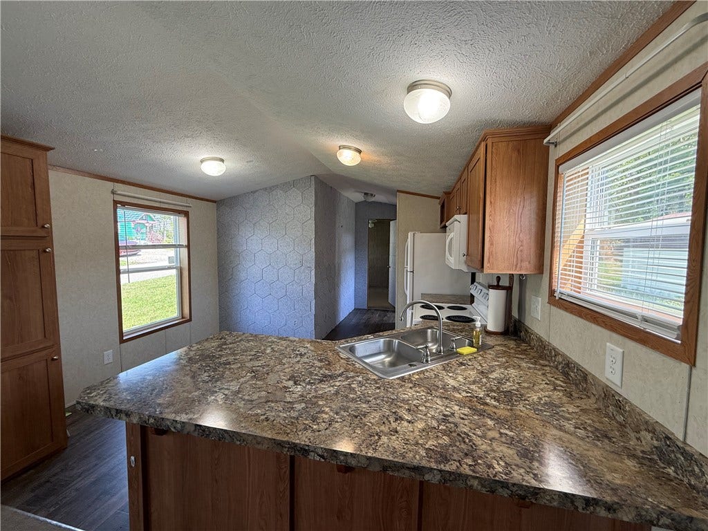 203 Cardinal Dr, Jeannette, PA 15644
