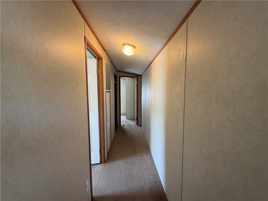 203 Cardinal Dr, Jeannette, PA 15644