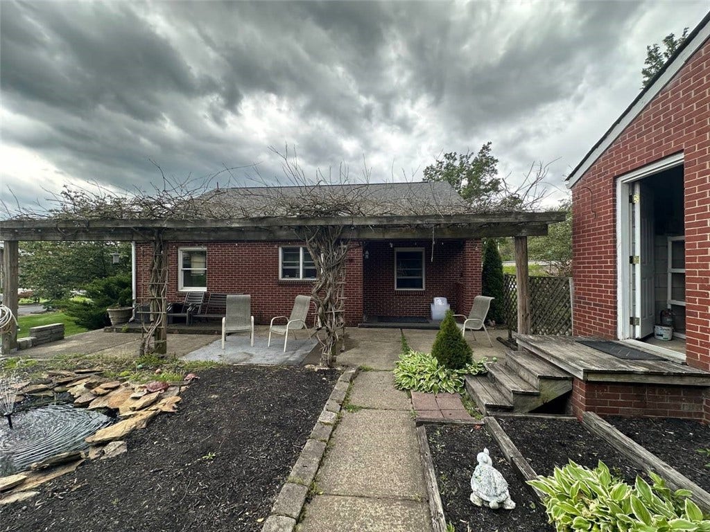 904 Sandalwood Dr, Greensburg, PA 15601