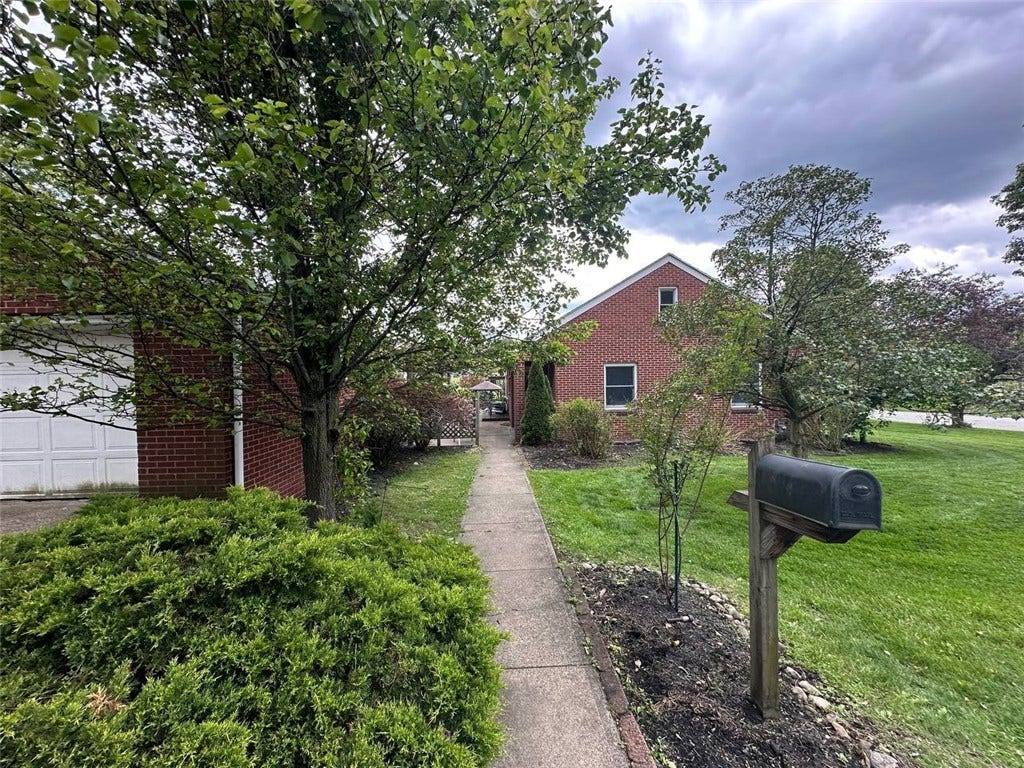 904 Sandalwood Dr, Greensburg, PA 15601