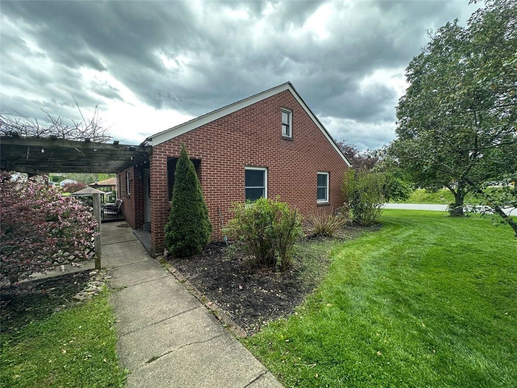904 Sandalwood Dr, Greensburg, PA 15601