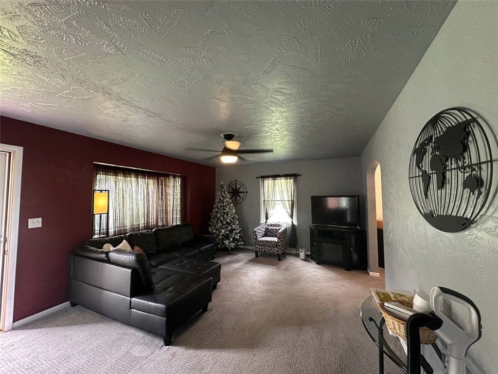 904 Sandalwood Dr, Greensburg, PA 15601