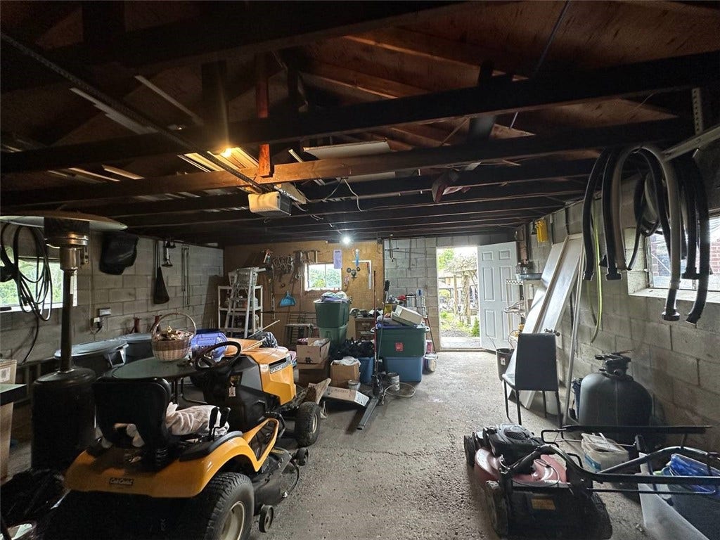 904 Sandalwood Dr, Greensburg, PA 15601