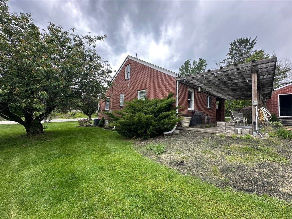 904 Sandalwood Dr, Greensburg, PA 15601
