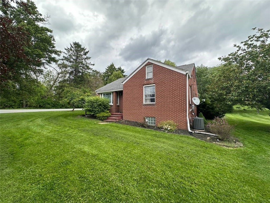 904 Sandalwood Dr, Greensburg, PA 15601