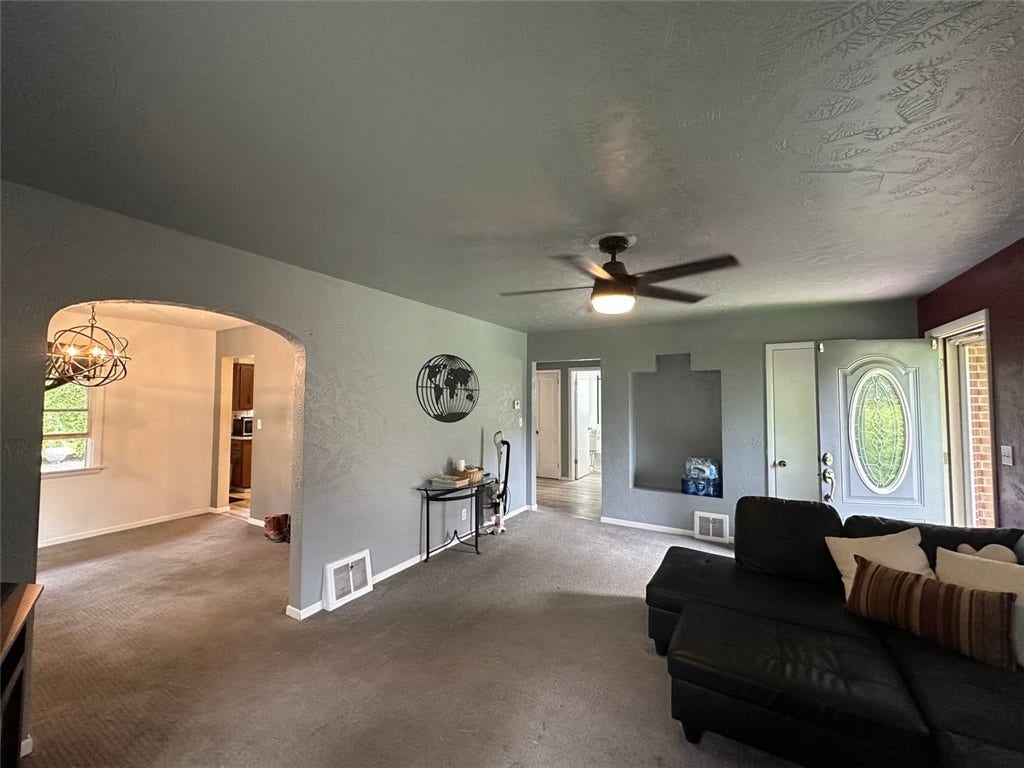 904 Sandalwood Dr, Greensburg, PA 15601