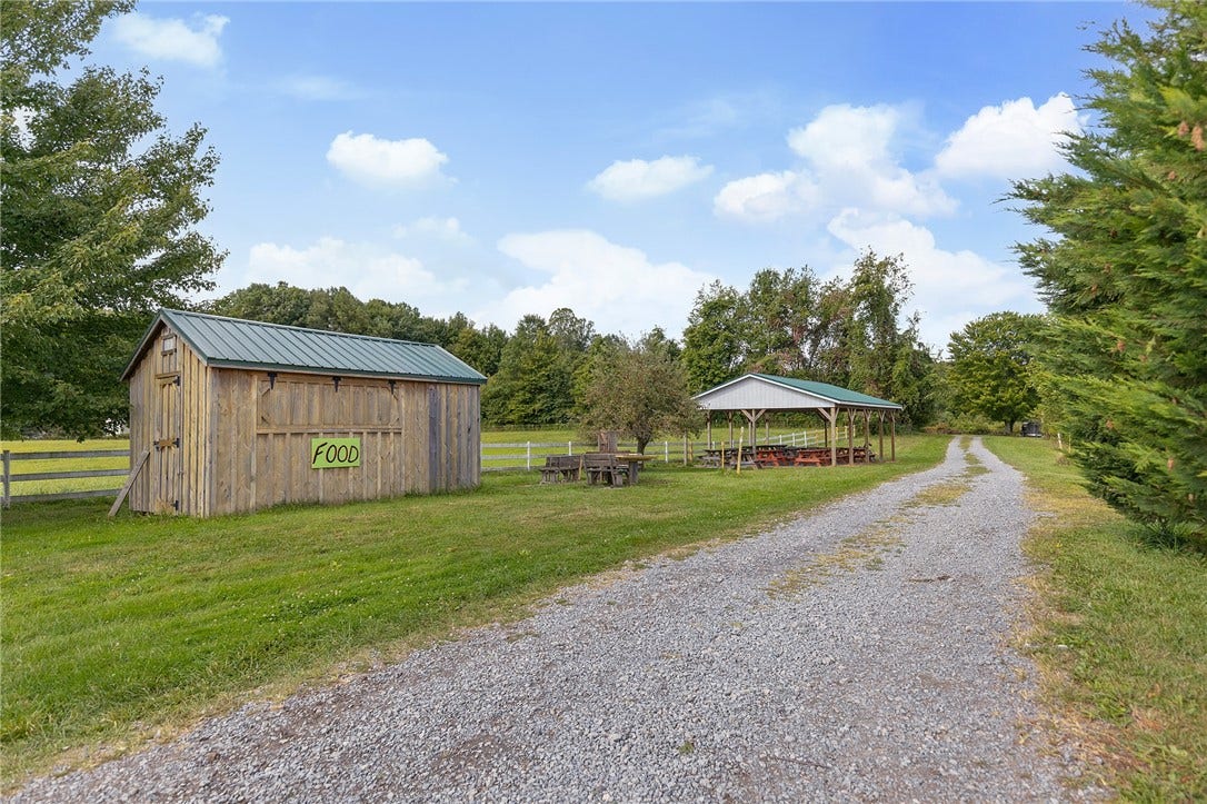 206 Lee Road, Grove City, PA 16127