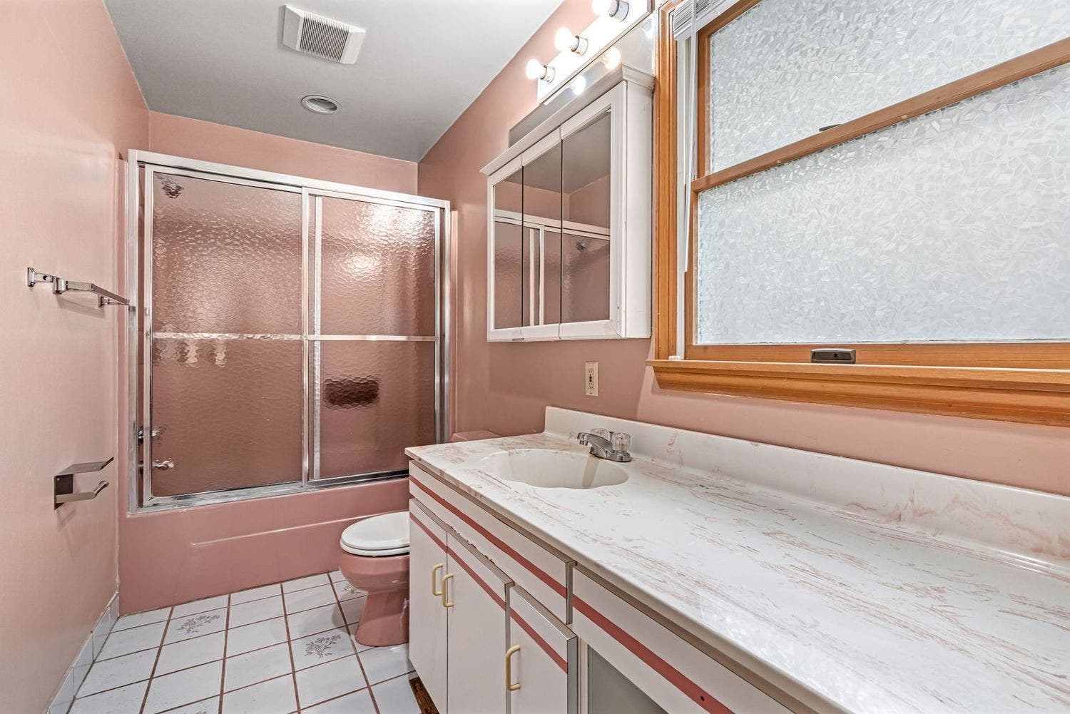 5632 Pocusset, Squirrel Hill, PA 15217 Primary Bedroom Bath