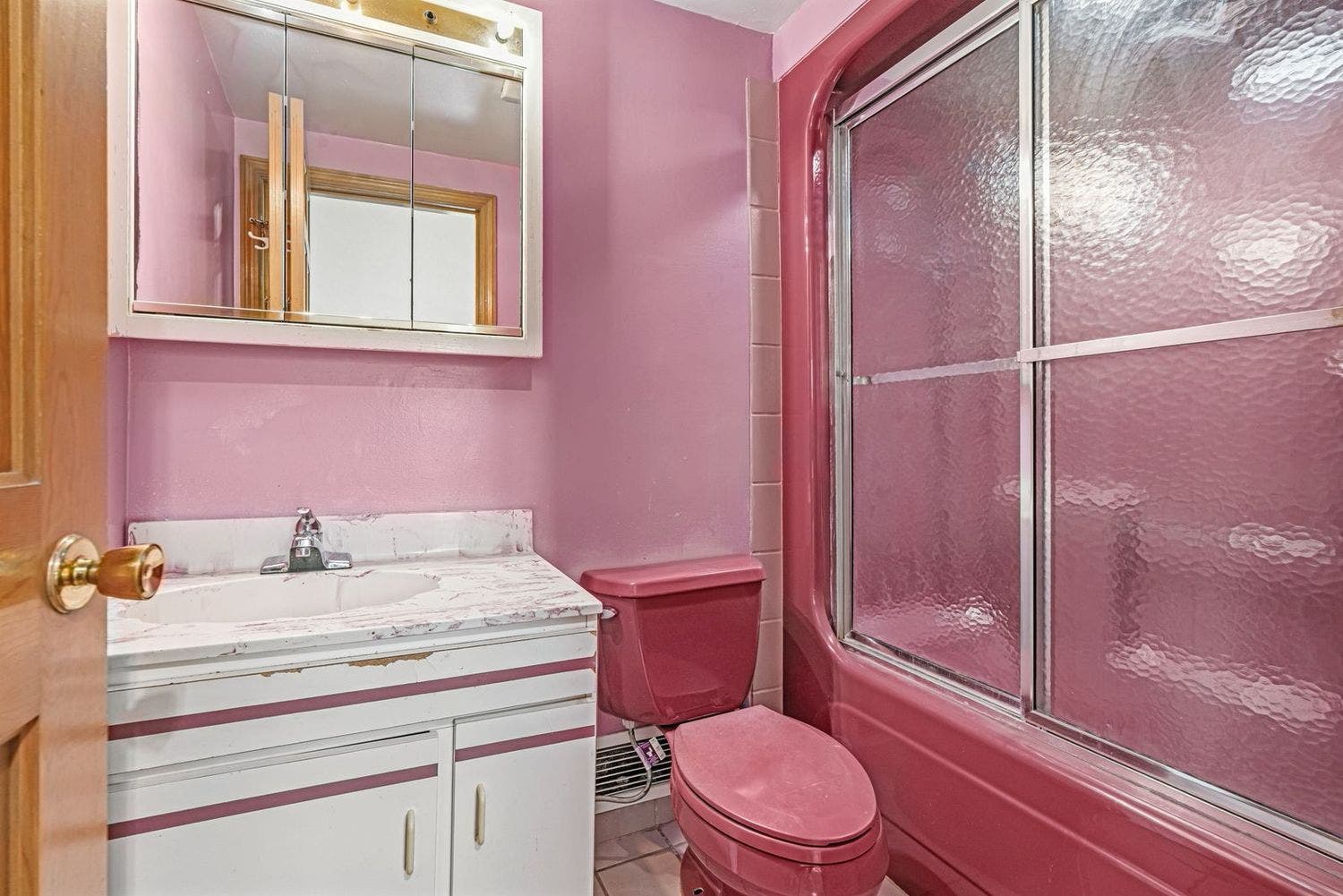 5632 Pocusset, Squirrel Hill, PA 15217 Full Bathroom off of Fifth Bedroom