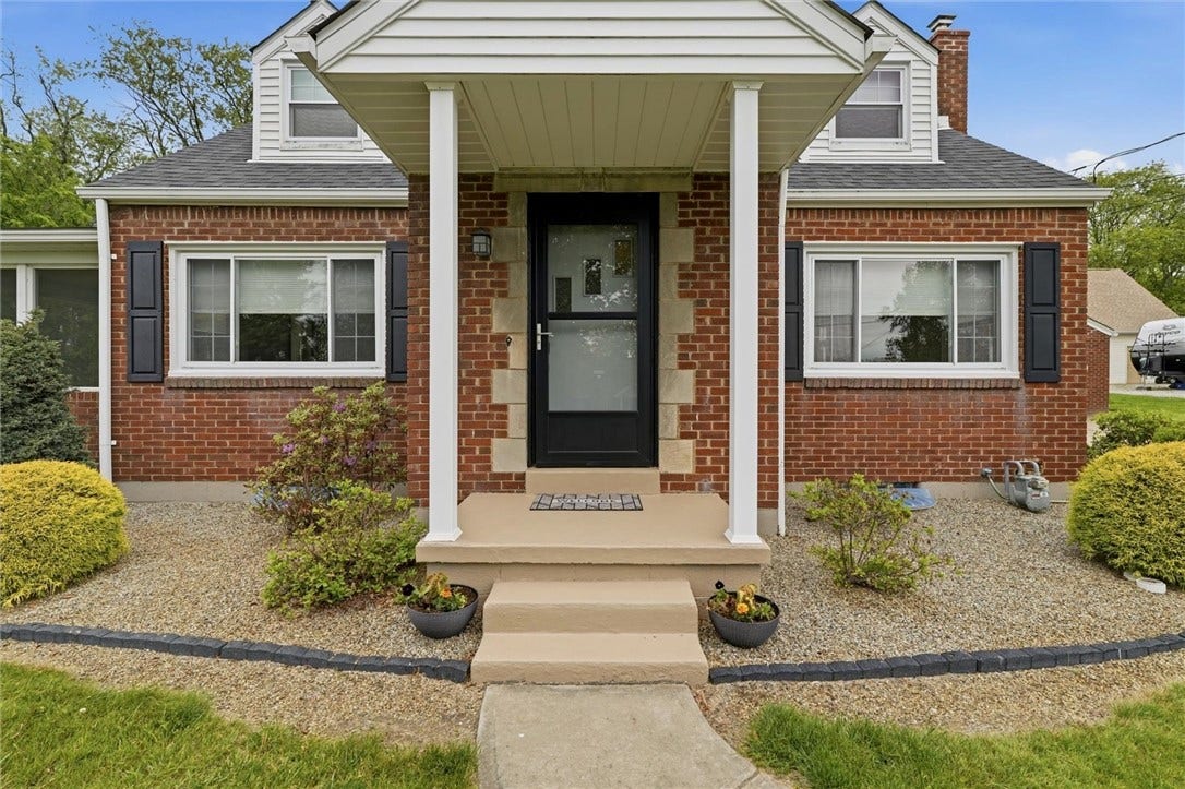 832 Rebecca St, Irwin, PA 15642