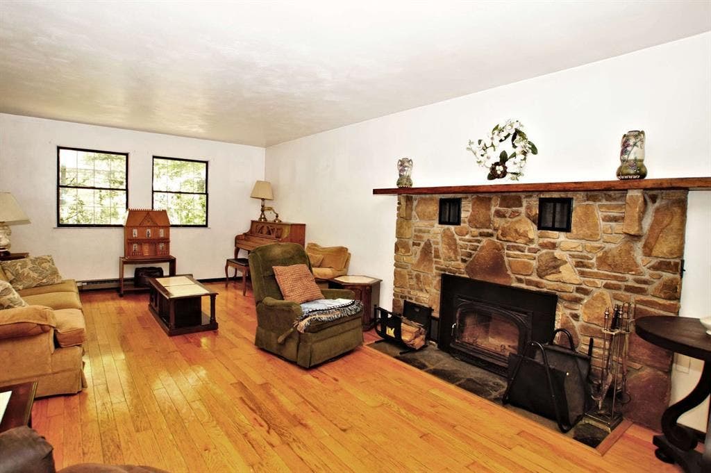 226 Echo Valley Road, Jeannette, PA 15644