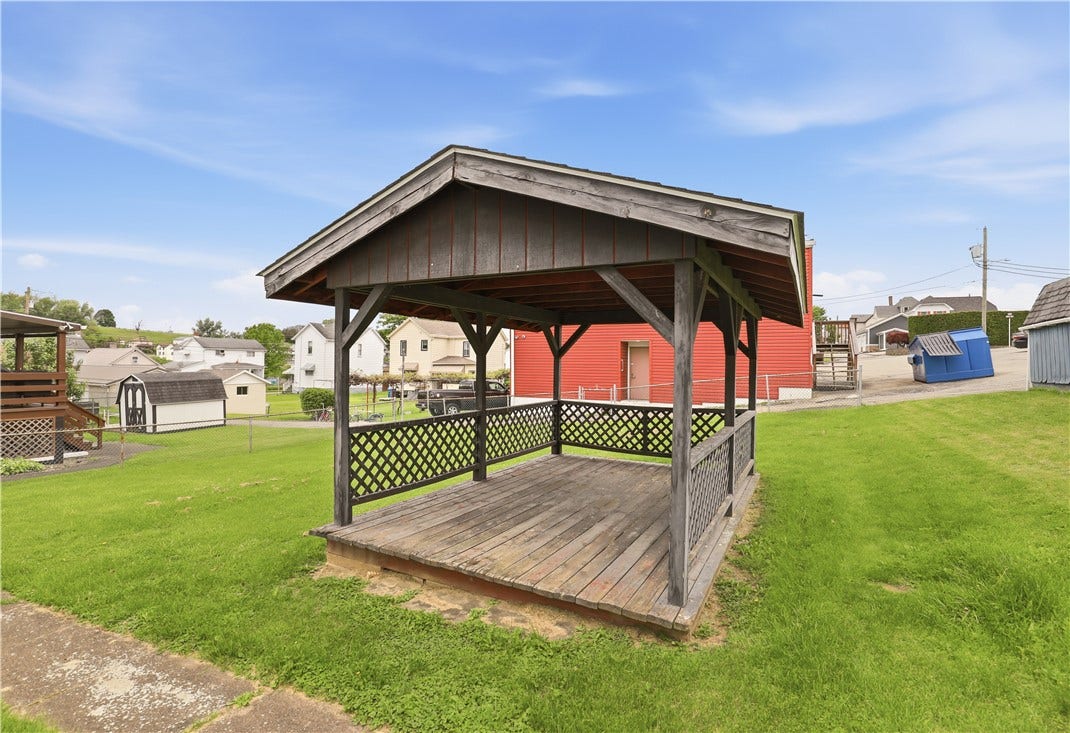 214 S Sycamore St, Mount Pleasant, PA 15666