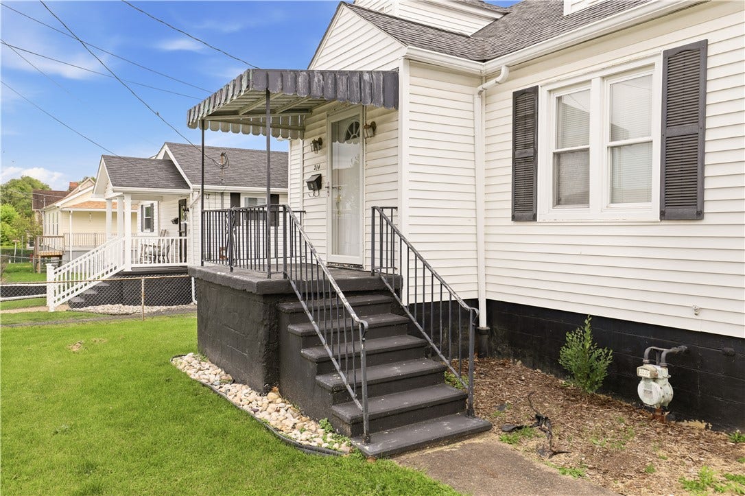 214 S Sycamore St, Mount Pleasant, PA 15666