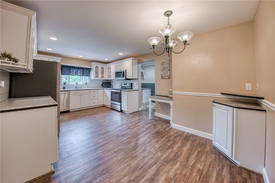 Kitchen with eat-in kitchen