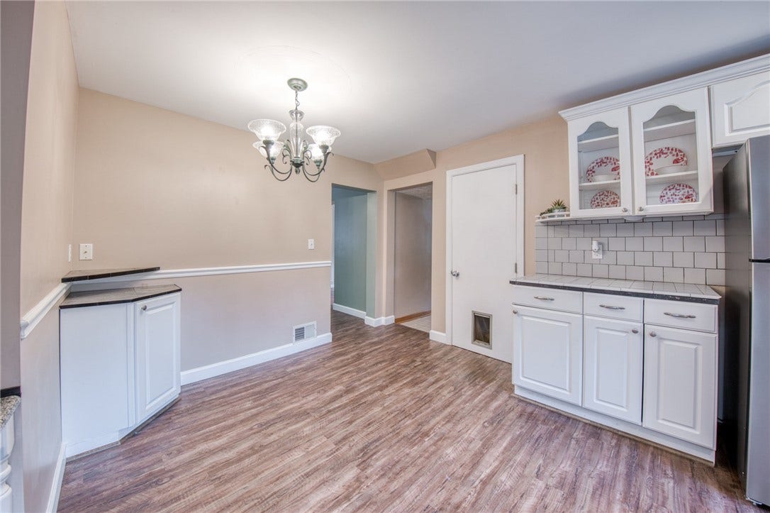 Kitchen with eat-in kitchen