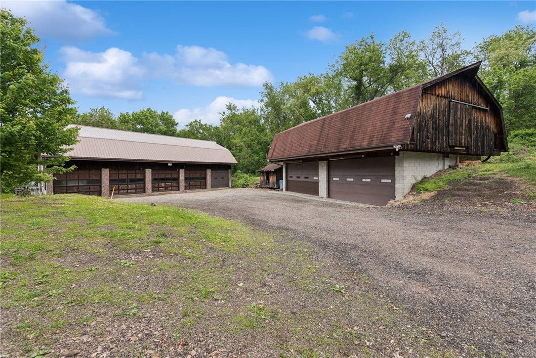 22 Buzzardtown Rd, Irwin, PA 15642