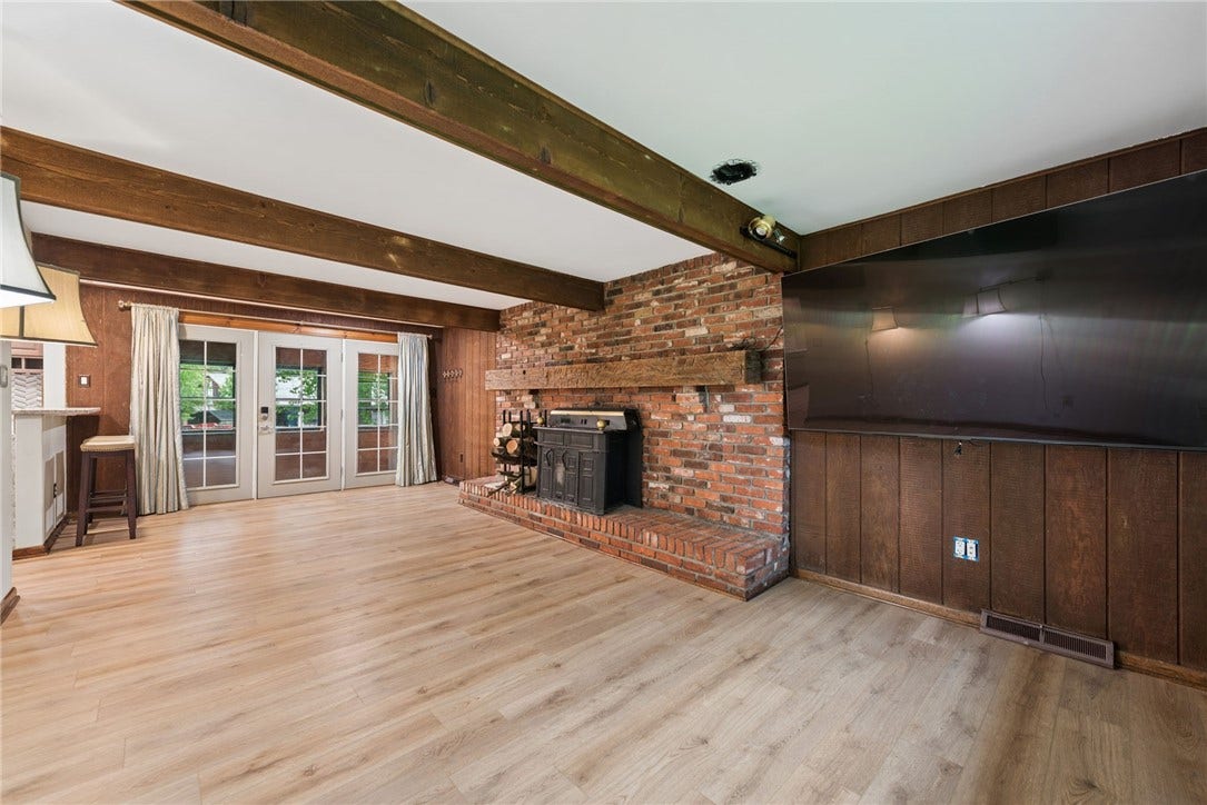 22 Buzzardtown Rd, Irwin, PA 15642
