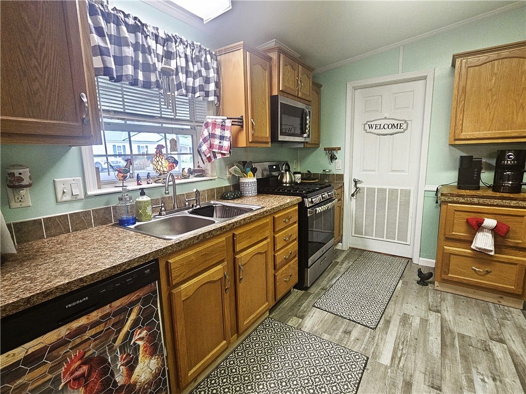 612 Primrose Ln, Mount Pleasant, PA 15666