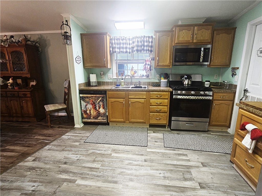 612 Primrose Ln, Mount Pleasant, PA 15666