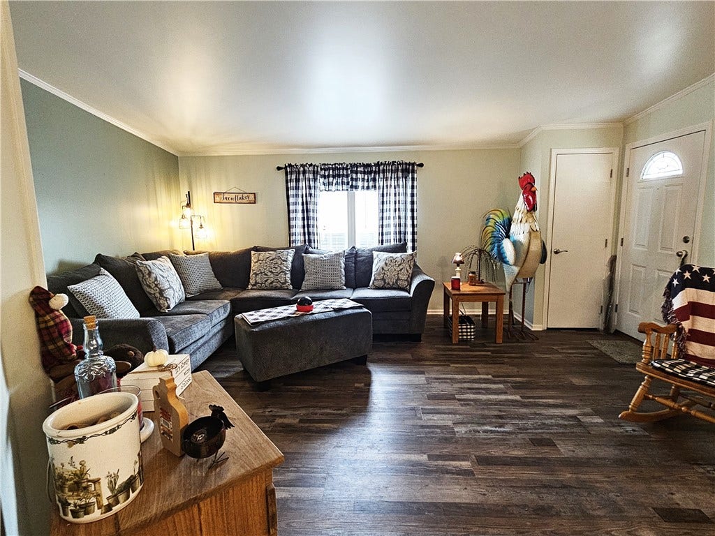 612 Primrose Ln, Mount Pleasant, PA 15666