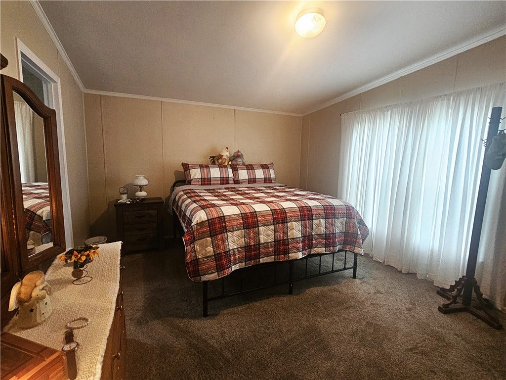 612 Primrose Ln, Mount Pleasant, PA 15666