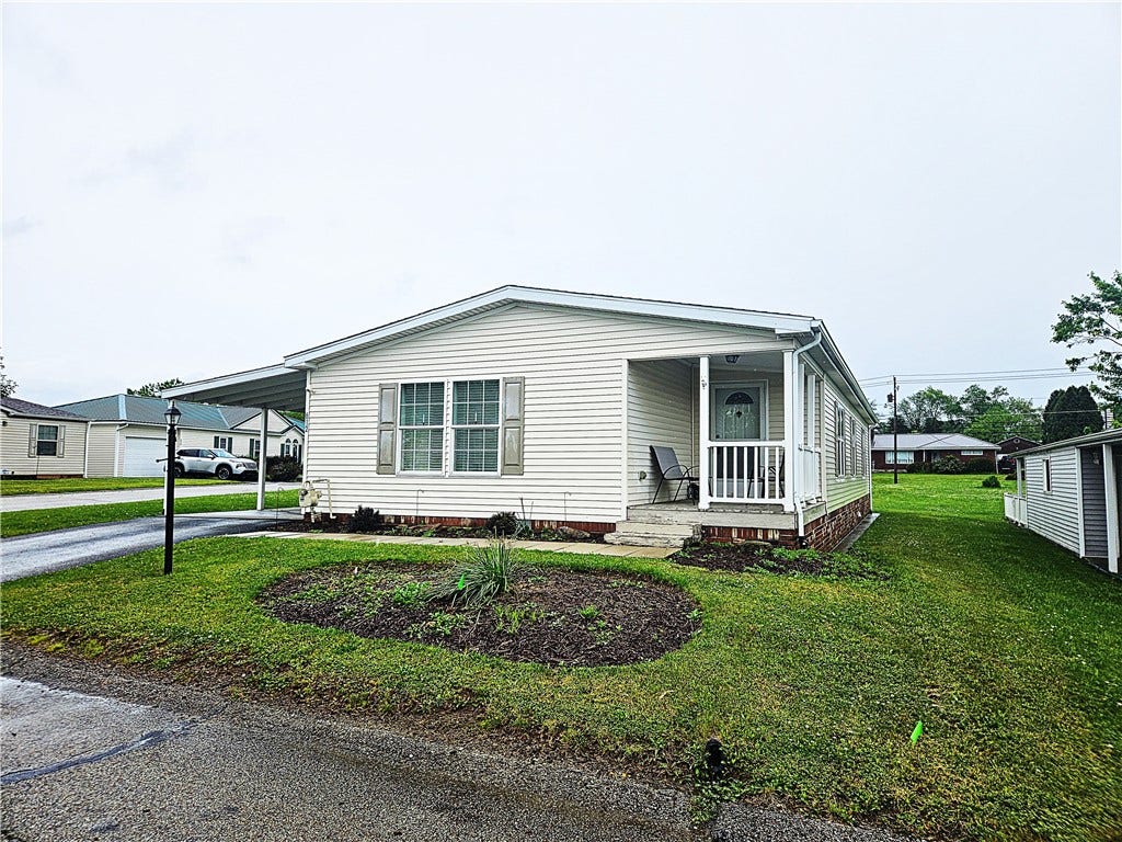 612 Primrose Ln, Mount Pleasant, PA 15666