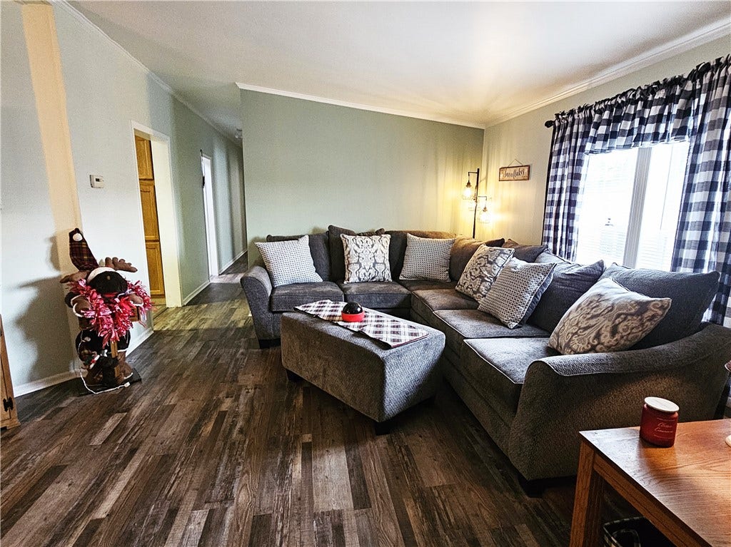 612 Primrose Ln, Mount Pleasant, PA 15666