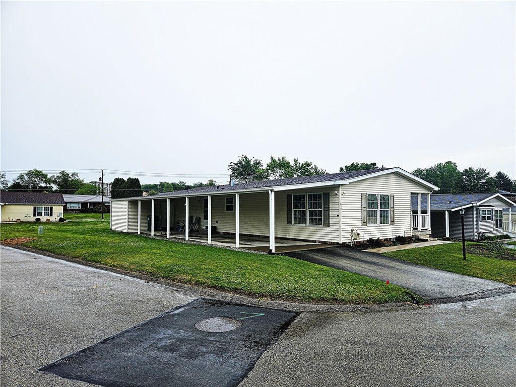 612 Primrose Ln, Mount Pleasant, PA 15666