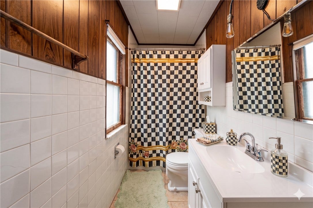 MAIN BATH ON 2ND FLOOR STAGED