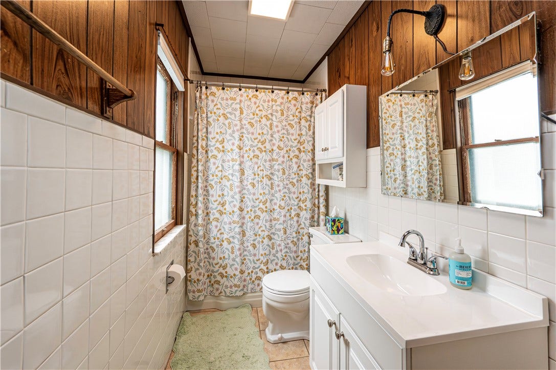 MAIN BATH ON 2ND FLOOR