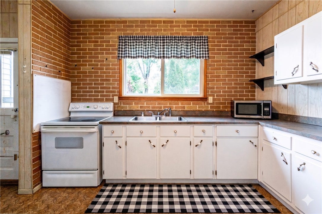 STAGED FULLY EQUIPPED KITCHEN
