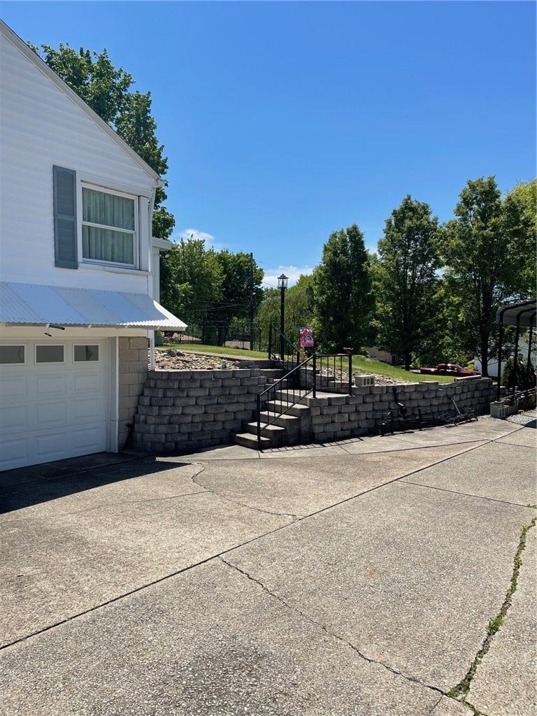 736 Melvin Dr, Greensburg, PA 15601