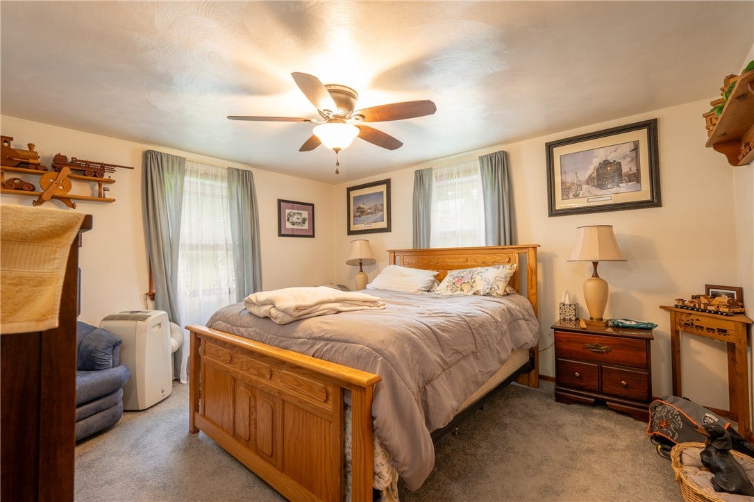319 White Fence Ln, Latrobe, PA 15650