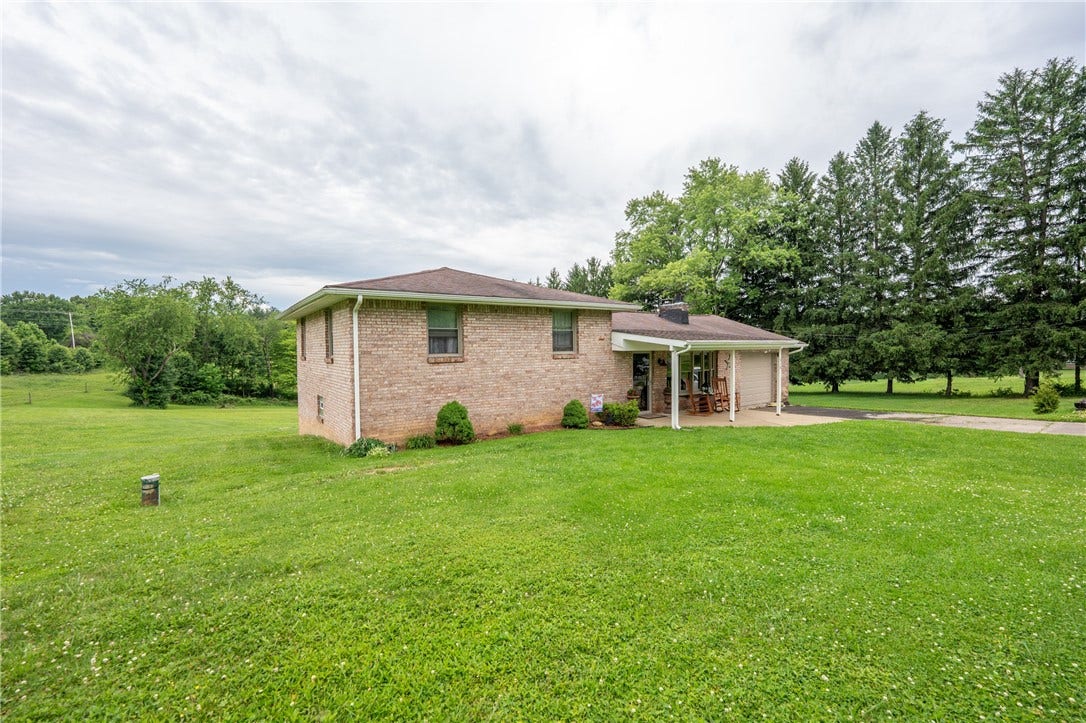 319 White Fence Ln, Latrobe, PA 15650