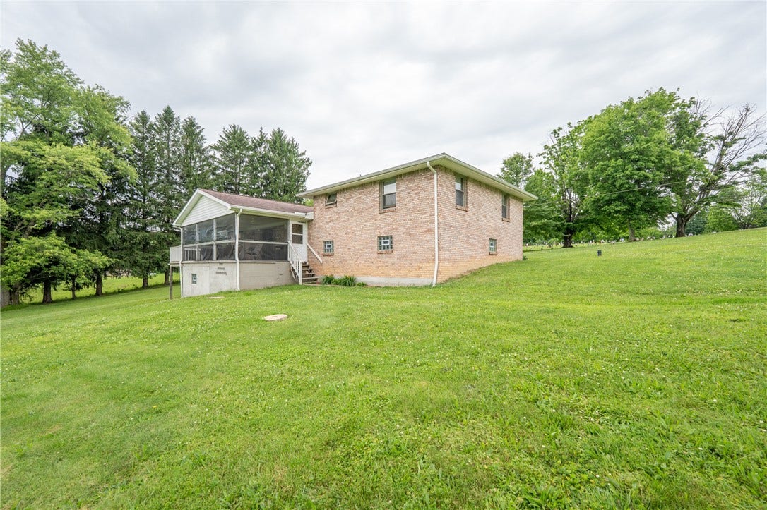 319 White Fence Ln, Latrobe, PA 15650