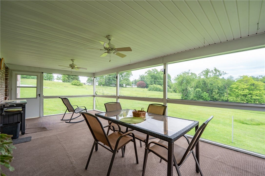 319 White Fence Ln, Latrobe, PA 15650