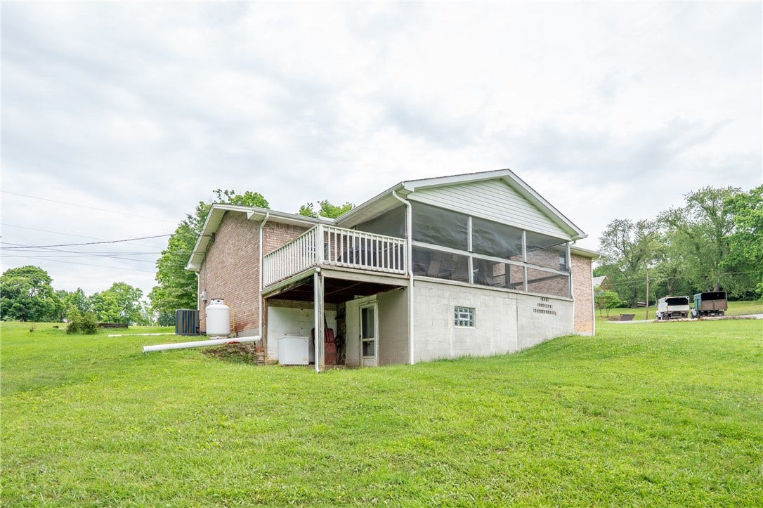 319 White Fence Ln, Latrobe, PA 15650