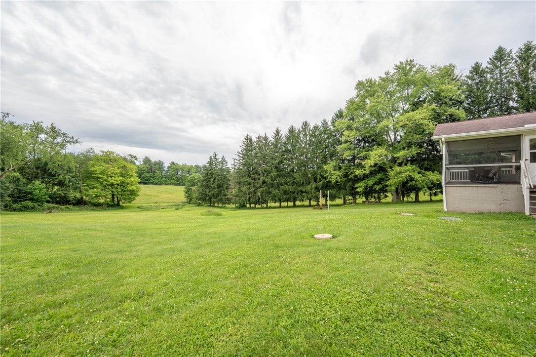 319 White Fence Ln, Latrobe, PA 15650