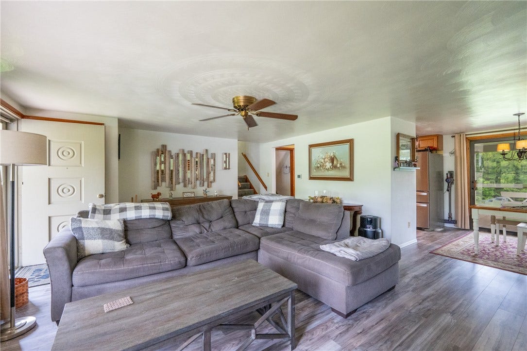 319 White Fence Ln, Latrobe, PA 15650