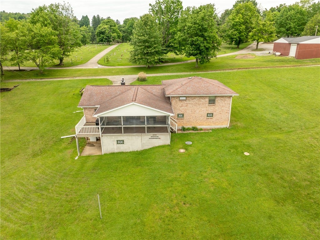 319 White Fence Ln, Latrobe, PA 15650