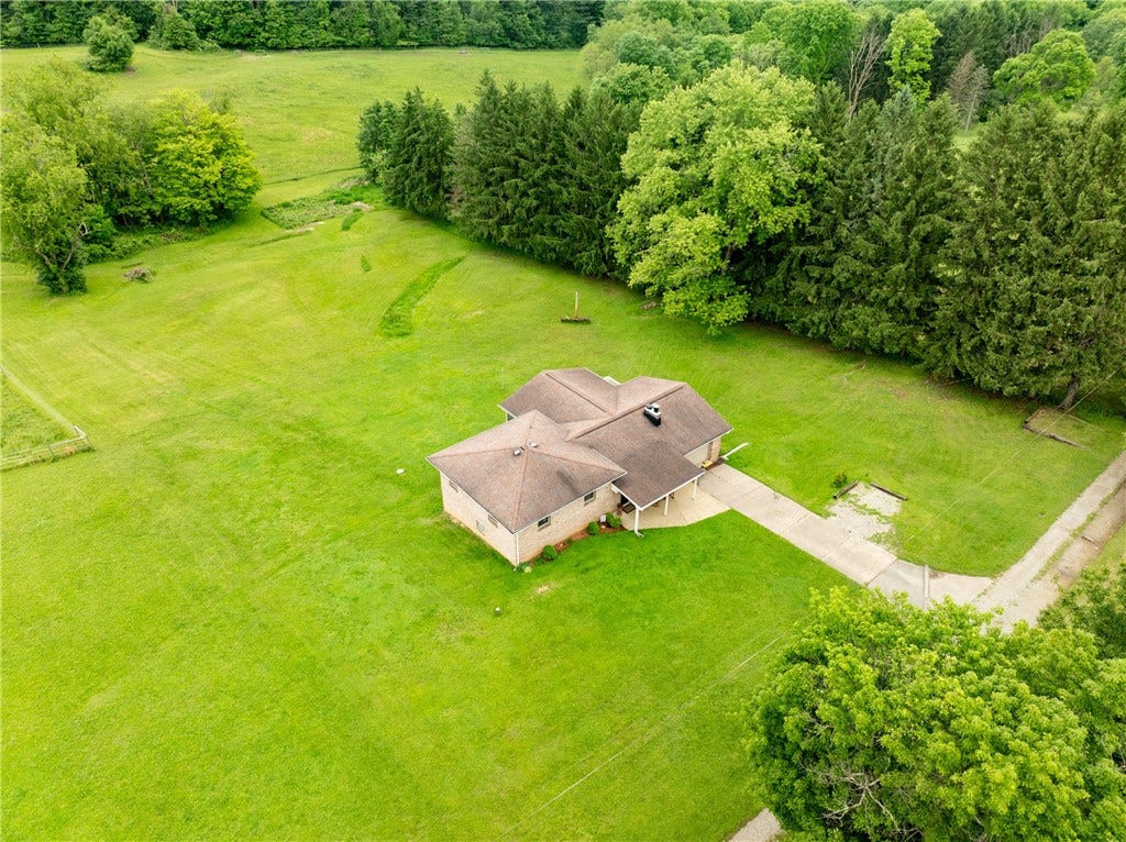 319 White Fence Ln, Latrobe, PA 15650