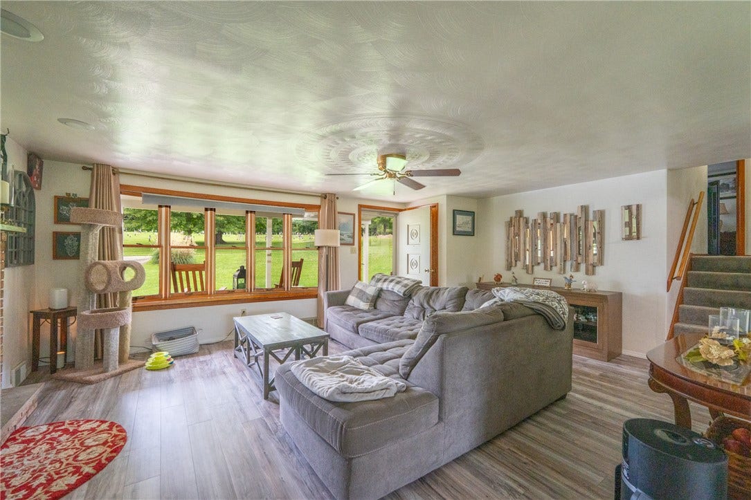 319 White Fence Ln, Latrobe, PA 15650