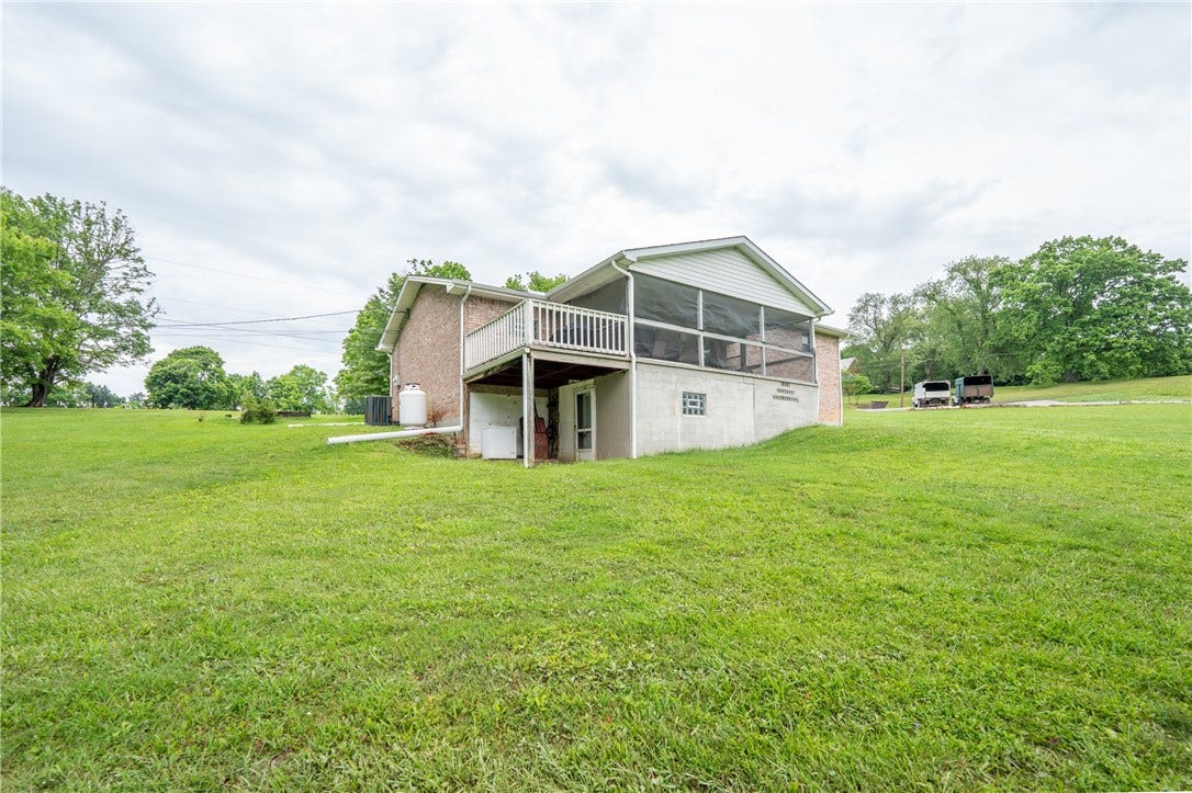 319 White Fence Ln, Latrobe, PA 15650